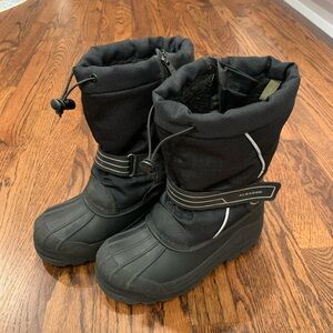 Winter snow boots from Amazon. Size 3 Youth.